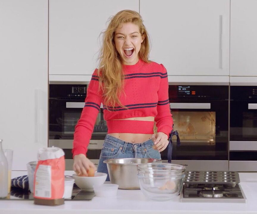 Chica delgada prepara un desayuno saludable