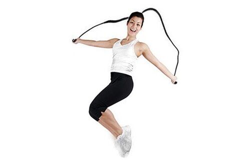 ejercicio con la cuerda para saltar para reducir el peso corporal en el abdomen y los costados