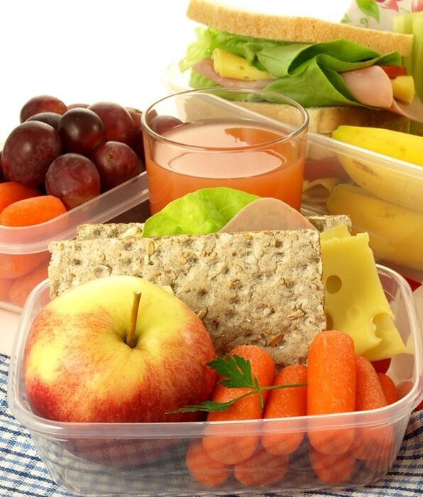 Las verduras y frutas crudas se pueden usar como bocadillos cuando se sigue la dieta de la Tabla 3. 